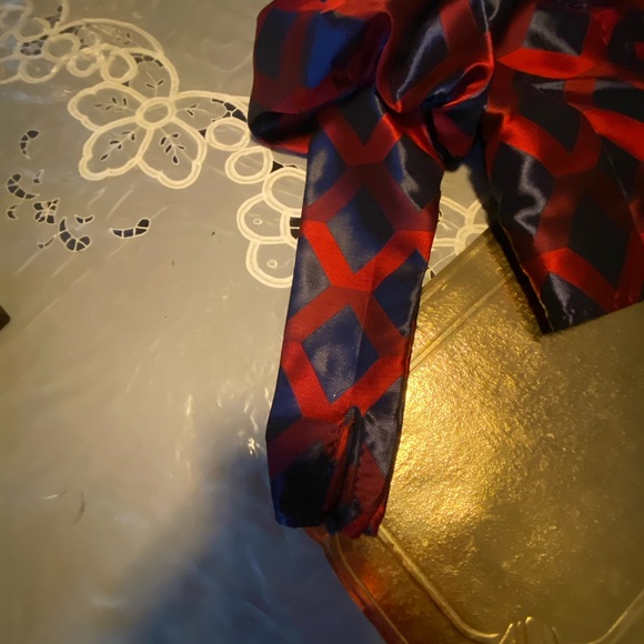 Gracia  Diamond puffy Long sleeves top . - Picture 2 of 5